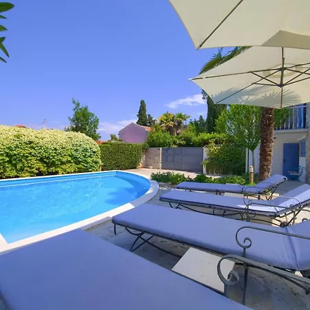 Villa With Private Pool Near The Krk *